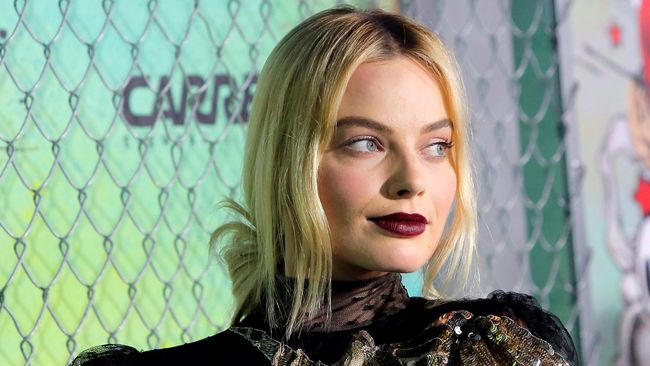 Pemeran Harley Quinn di Suicide Squad itu menikah diam-diam dengan kekasihnya Tom Ackerley yang berlangsung di Byron Bay, Australia.