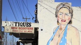 Dikecam, Mural Hillary Clinton Berbikini Diganti dengan Niqab