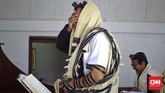 Praktik Yudaisme di Indonesia Serupa dengan penganut agama lainnya, umat Yahudi juga rutin menjalankan berbagai kegiatan keagamannya. Ritual mereka ada yang mirip dengan Islam dan Kristen.