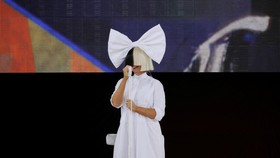 Sia Akui Tak Sengaja Bikin Album Natal