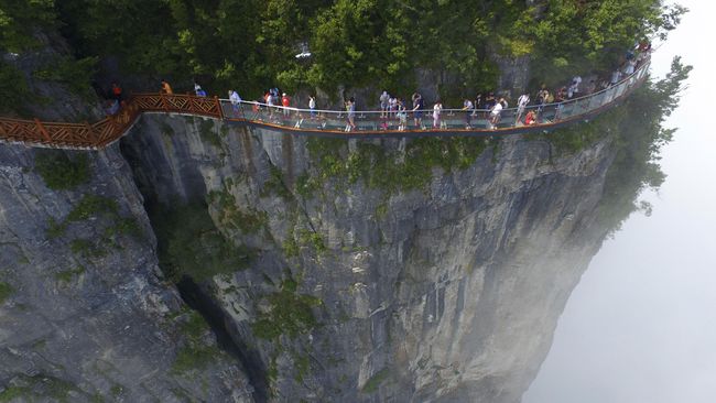 Di sisi Gungung Tianmen itu wisatawan dapat meihat pemandangan yang indah dari atas dengan rasa yang cukup mendebarkan..