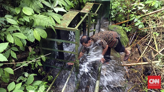 Selama berpuluh tahun warga Banjar Bukian dan Kiadan, Desa Pelaga, Bali mengambil air dari daerah terjal dan curam sejauh 1,5 kilometer.