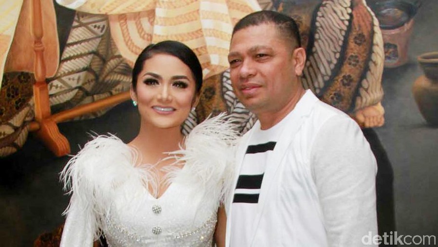 Krisdayanti & Raul Lemos di perilisan lagu 'Sleep to Dream' dan 'In Love Again'