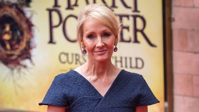 Harry Potter and the Cursed Child terjual 680.000 eksemplar dalam tiga hari, Fifty Shades of Grey terjual 664.478 eksemplar dalam sepekan.
