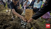 Praktik Yudaisme di Indonesia Serupa dengan penganut agama lainnya, umat Yahudi juga rutin menjalankan berbagai kegiatan keagamannya. Ritual mereka ada yang mirip dengan Islam dan Kristen.