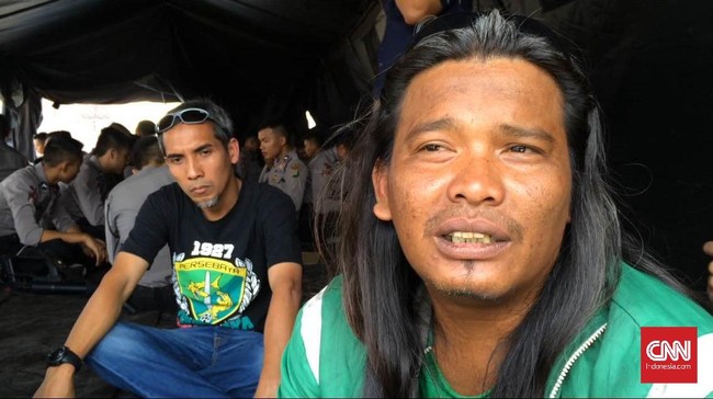 Bonek tak mau lagi melihat suporter yang saling bunuh-bunuhan di sepak bola Indonesia, sementara yang 'di atas' justru minum kopi bersama.