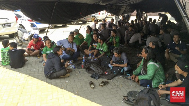Melalui keterangan koordinator lapangan Bonek, suporter Persebaya 1927 itu masih melobi pihak kepolisian agar bisa mengirim 10 orang perwakilannya.