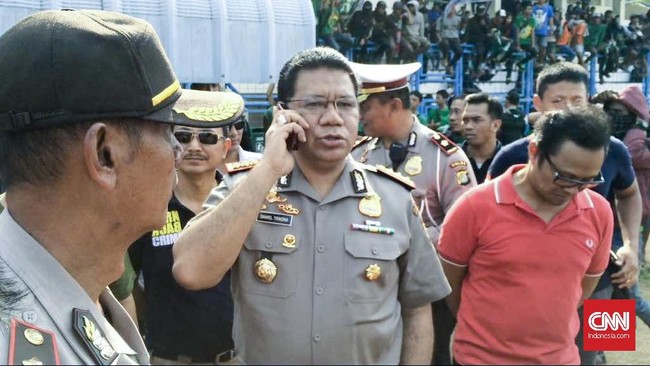 Mengawal keberadaan lebih dari seribu Bonek tak menimbulkan kesulitan bagi Kapolres Jakarta Utara. Ia mengaku sebulan pun semangat melakukannya.