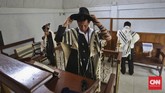 Praktik Yudaisme di Indonesia Serupa dengan penganut agama lainnya, umat Yahudi juga rutin menjalankan berbagai kegiatan keagamannya. Ritual mereka ada yang mirip dengan Islam dan Kristen.