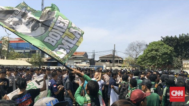 Manajemen Persebaya Surbaya menegaskan keputusan untuk memberhentikan Iwan Setiawan dari kursi pelatih bukan semata-mata karena tekanan Bonek.