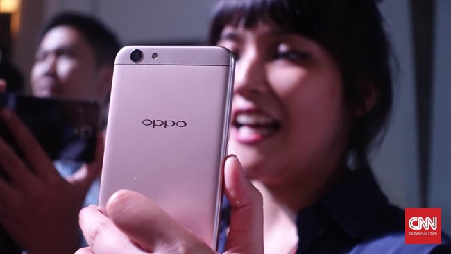 Bila kamera menjadi salah satu fitur utama yang dicari di dalam ponsel pintar, mungkin Oppo F1S bisa dimasukkan ke dalam daftar untuk dibeli.
