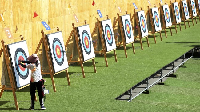 Cabang panahan menilai tempat pemusatan latihan di Olympic Center kurang layak bagi para atlet. Namun, mereka tetap akan menjajal selama setengah bulan.