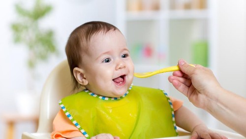 Si Kecil Baru Belajar Makan? Jangan Lupa Perkenalkan 5 Makanan Kaya Vitamin Ini! Si Kecil Baru Belajar Makan? Jangan Lupa Perkenalkan 5 Makanan Kaya Vitamin Ini!