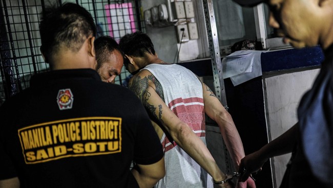 Jumlah tersangka penyelundup narkotika yang tewas dalam perang melawan narkoba yang diserukan Presiden Filipina Rodrigo Duterte mencapai 1.800 orang.