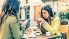 Wanita Milenial Suka Akses Pornografi Lewat Telepon Genggam