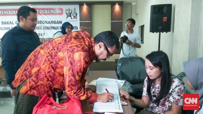 Pasangan Ahmad Taufik dan Mujtahid Hashem meminta  waktu ekstra  untuk mengumpulkan fotokopi KTP warga Jakarta yang mendukung mereka.