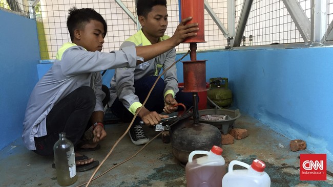 Masyarakat Desa Tegal Kelapa, Subang, Jawa Barat mampu memproduksi 20 liter bahan bakar alternatif (BBA) setara premium dan solar per hari.