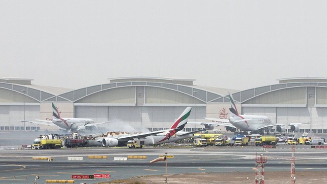 Pesawat Emirates melakukan pendaratan keras di bandara Dubai. Sebanyak 300 penumpang dan kru selamat saat pesawat terbakar, namun seorang petugas tewas.