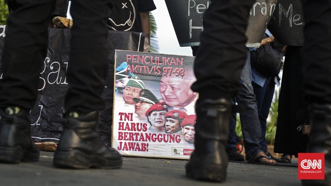 Prabowo Subianto diduga sebagai pelaku pelanggaran HAM berat masa lalu, sementara Jokowi dianggap melindungi pelanggar HAM di masa pemerintahannya.