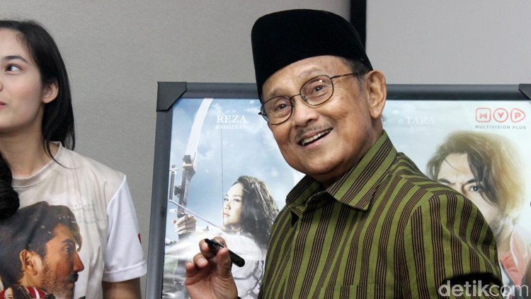 Demi wajah mulus Rudy, Sri rela memandang jam dinding tepat selama tiga menit.