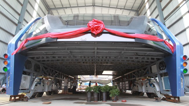 Apa yang harus dilakukan jika bus komuter terjebak kemacetan? Tentu saja buatlah komuter yang bisa meluncur di atas mobil.