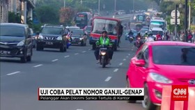 Pengendara melanggar aturan ganjil-genap