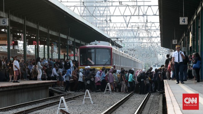 Pengguna jasa kereta api mengeluhkan gangguan jadwal perjalanan Commuter Line setelah insiden pohon tumbang pasca hujan deras di Jakarta.