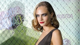 Pilih Cara Delevingne Model Produk Anti Penuaan, Dior Dikecam
