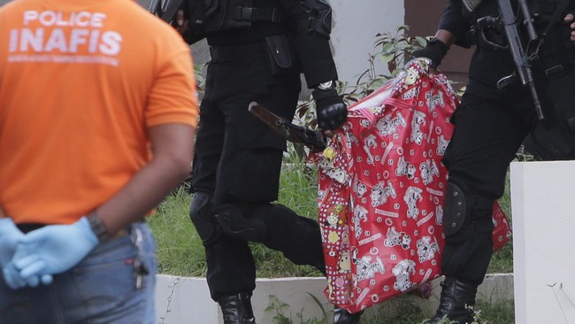 Densus menangkap tersangka teroris jaringan Bahrun Naim yang bernama Rio Priatna di Makalengka dengan barang bukti kristal coklat yang diakui bahan pembuat bom.
