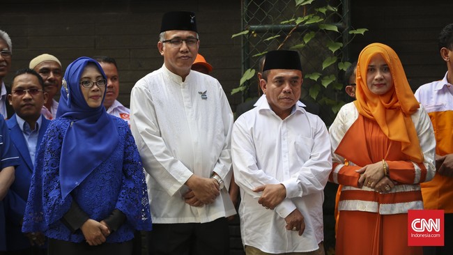 Rapat pleno KIP Aceh menetapkan pasangan Irwandi Yusuf-Nova Iriansyah memperoleh 898.710 suara dari 2,4 juta lebih suara sah pemilihan gubernur Aceh.