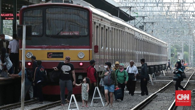 PT KCI menyebut layanan operasinal KRL Commuter Line Jabodetabek hingga Senin (5/8) dini hari pukul 00.30 WIB masih dalam proses penormalan kembali.