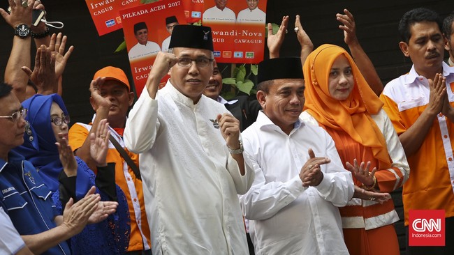 Gubernur Aceh Nova Iriansyah positif covid-19 tanpa gejala. Sebelumnya ia telah menerima suntikan vaksin covid-19.