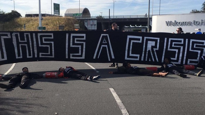 Demonstran Black Lives Matter blokir jalan ke Bandara Heathrow London. (Twitter/Black Lives Matter UK)