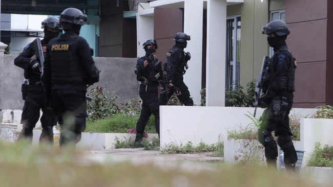 Munir Kartono diduga mengatur Dwiatmoko alias Abu Ibrahim Al Atsary dengan Nur Rohman, pelaku aksi bom bunuh diri di Mapolrseta Surakarta.
