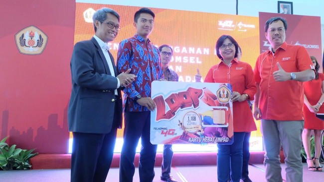Proses belajar mengajar di lingkungan Universitas Padjajaran akan semakin mudah dengan kehadiran Unpad Mobile hasil kerjasama dengan Telkomsel.