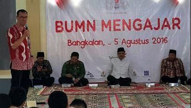 Direksi PT Telkom Indonesia (Persero) Tbk (Telkom)tampil di depan kelas menjadi guru di lima sekolah di Jawa Timur