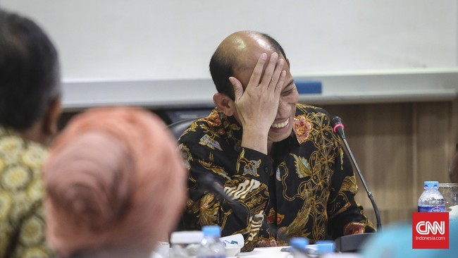 Adanya pendapat bahwa Archandra harus segera memberi keterangan perihal statusnya yang saat ini diduga memiliki dwi kewarganegaraan adalah keliru.