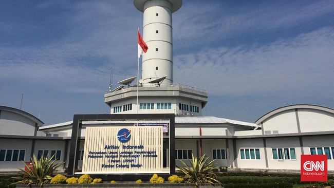 Dengan sistem navigasi berbasis satellit, pilot dapat mengetahui keberadaan pesawatnya dan kondisi di sekelilingnya tanpa bergantung informasi pengawas bandara.