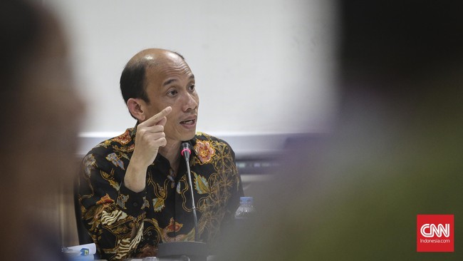 Selain Arcandra, terdapat tiga pejabat aktif lainnya yang juga tercatat sebagai komisaris Pertamina.