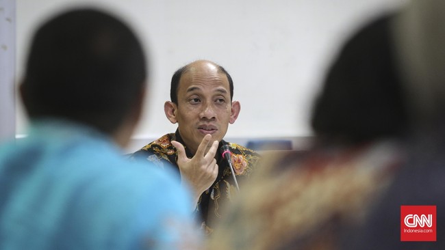 Menteri ESDM Arcandra Tahar menyatakan ia memang pergi ke AS sejak 1996 untuk kuliah, dan masih memegang passport Indonesia hingga saat ini.
