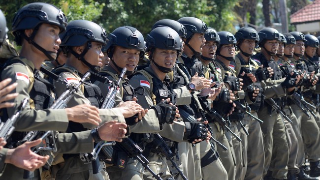 Satuan Pasukan Brimob mengikuti upacara pelepasan di Polda Sulselbar, Makassar, Sulawesi Selatan, Sabtu (6/8). Sebanyak 105 anggota Satuan Brimob Polda Sulselbar diberangkatkan ke Poso untuk bergabung dalam Operasi Tinombala. ANTARA FOTO/Sahrul Manda Tikupadang/aww/16.