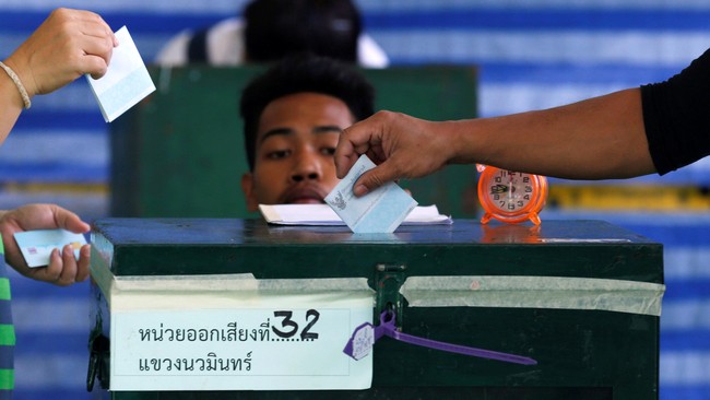 Warga Thailand melakukan referendum untuk menentukan apakah menyetujui rancangan konstitusi dari militer dan hasil awalnya akan diumumkan pada Minggu malam.