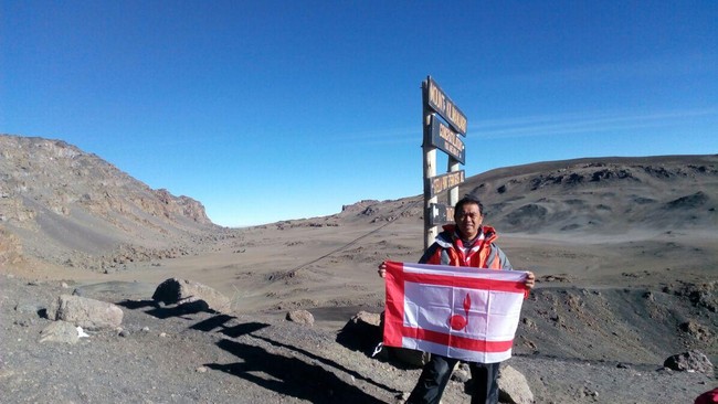 Anggota Pramuka Eko Sulistio mencatatkan namanya sebagai salah satu pendaki yang sukses menginjakkan kaki di puncak Gunung Kilimanjaro di Afrika.