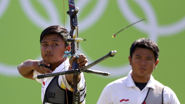 Untuk kali pertama, Indonesia mengirimkan tim panahan putra ke Olimpiade. Mereka tak tampil mengecewakan dan sukses melaju hingga delapan besar.