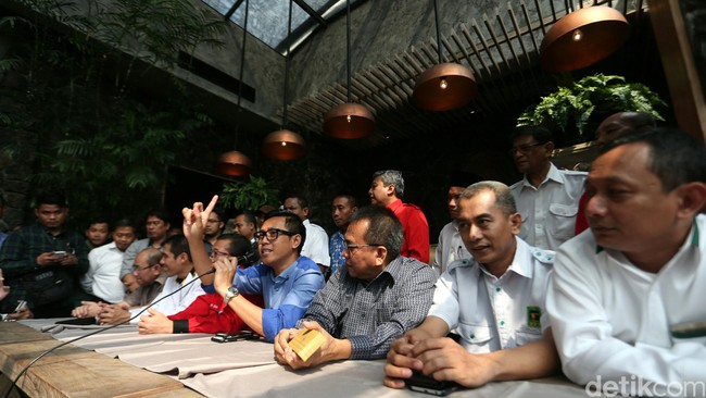 Kuatnya kesan barter politik di balik dukungan kepada para kandidat memunculkan tarik ulur manuver politik berkepanjangan yang menguras energi begitu besar.