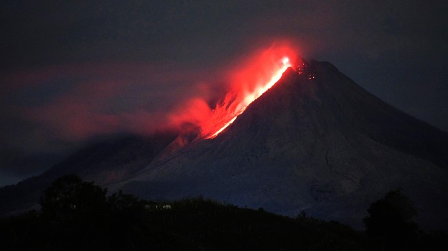 Gunung Sinabung di Kabupaten Karo, Sumatera Utara terus mengalami erupsi disertai awan panas guguran. Gempa guguran juga masih sangat tinggi.