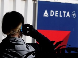 Delta Kembali Suguhkan Alkohol di Pesawat, tapi...
