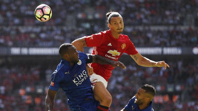Zlatan Ibrahimovic mengirim peringatan untuk kiper baru Manchester City Claudio Bravo dengan cara yang lucu jelang Derby Manchester di Old Trafford.