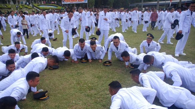 Catatan Hitam IPDN: Kekerasan Karena Cinta Sampai Narkotika Kekerasan di IPDN bukan hal baru. Sudah sejak lama, sekolah pendidikan ala militeristik itu kerap terjadi kekerasan, bahkan sampai menimbulkan korban jiwa.