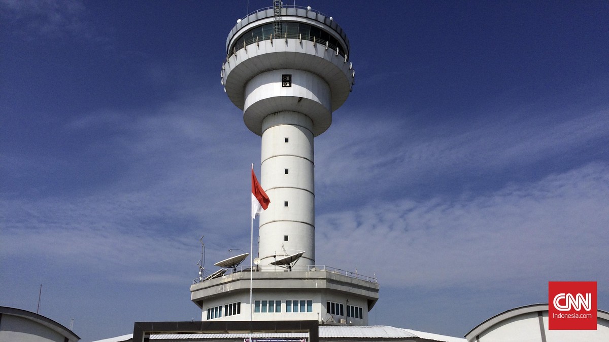 Mengintip Tugas Pemandu Burung Besi dari Menara Kualanamu